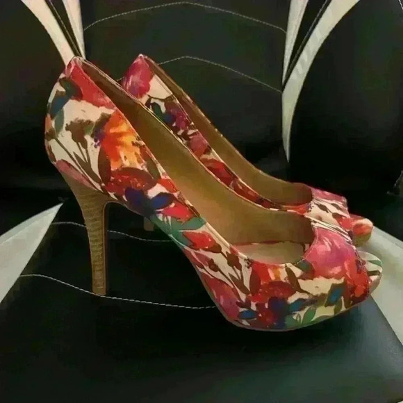 Christian Siriano Pink and White Peep Toe Heels - Picture 4 of 6